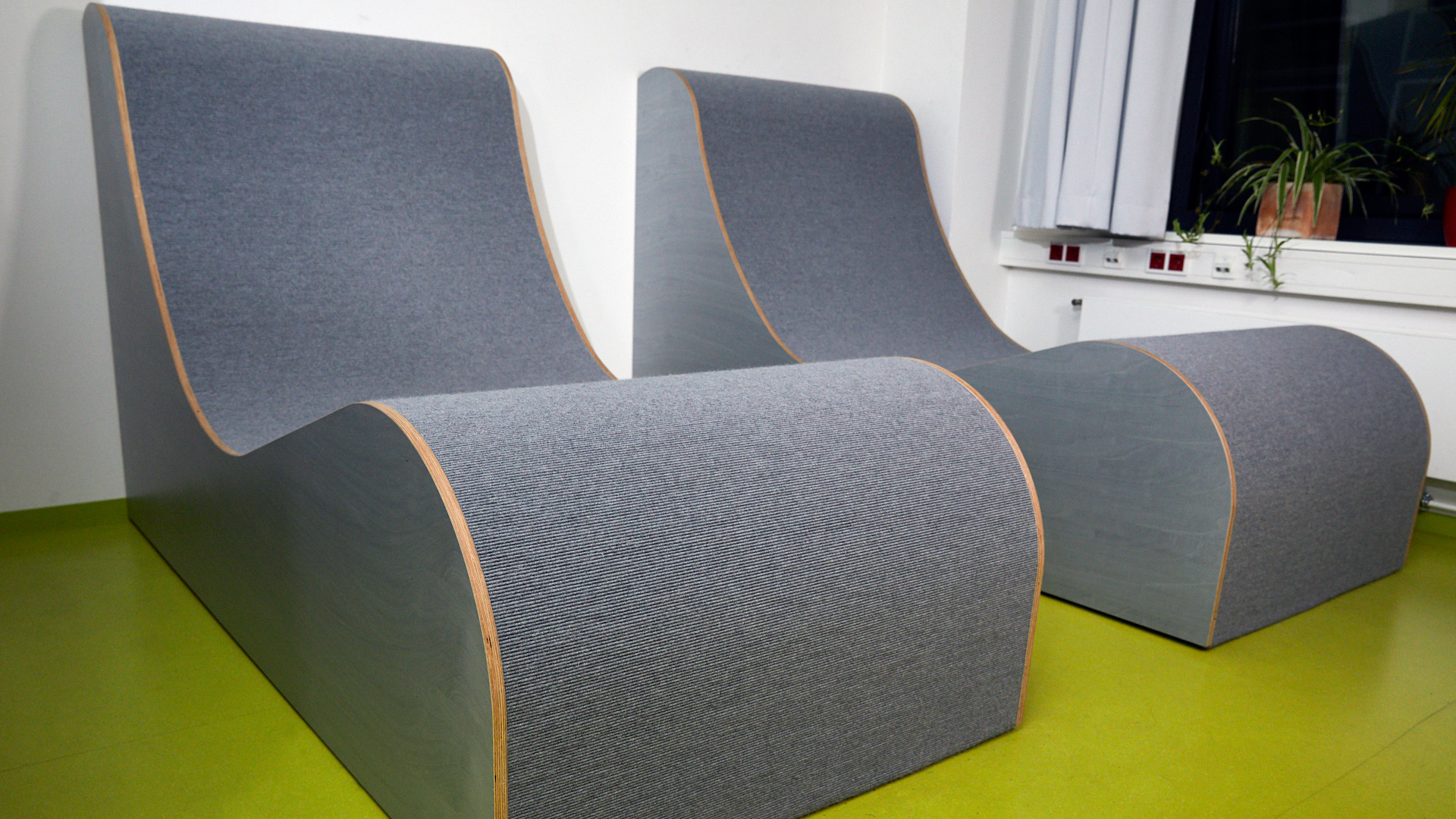 Ozelot Möbel und Raumkonzepte für Schulen, The Couch, Birke Multiplex, Auflage Tretford (Farbvarianten nach Wunsch)