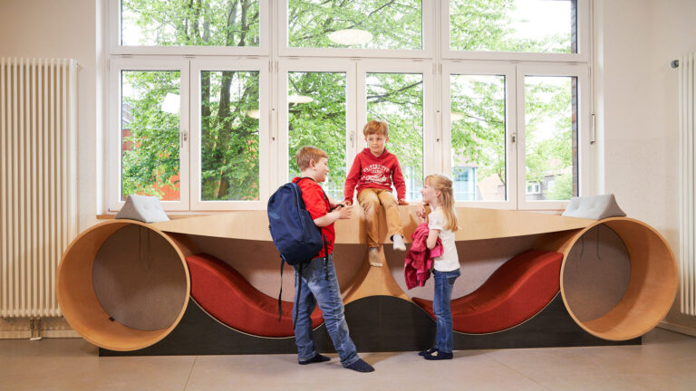 Ozelot Möbel und Raumkonzepte für Schulen, The Loop, Material Birke Multiplex, Schaumstoffpolster (Farbvarianten nach Wunsch)